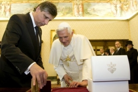 Premiér Fischer si s papežem Benediktem XVI. vyměňuje dárky.