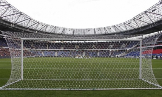 Prázdná branka na stadionu v Hannoveru.