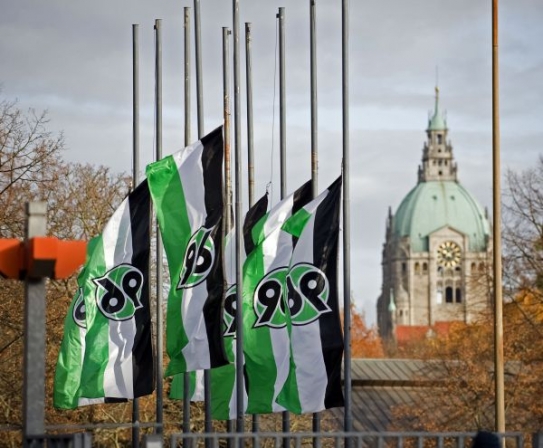 Vlajky na stadionu v Hannoveru byly staženy na půl žerdi.