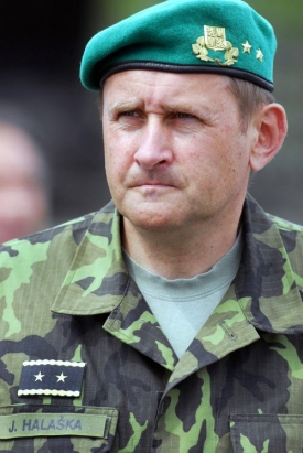 Generálmajor Jiří Halaška je mimo službu kvůli aféře se znaky SS.