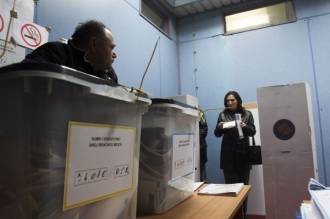K volbám v provincii Kosovo přišli i někteří Srbové.