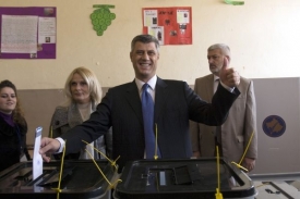 Kosovský premiér Hashim Thaçi volil v Prištině.