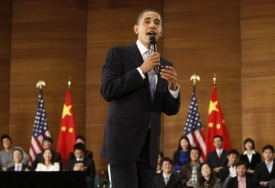 Prezident Obama diskutuje s čínskými studenty.
