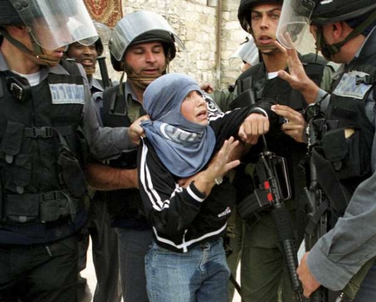 Zadržení malého demonstranta ve východním Jeruzalémě.