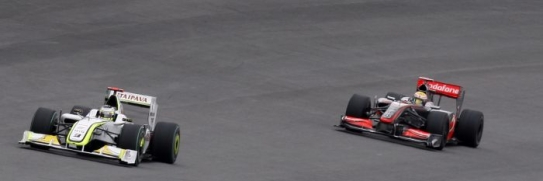 Brawn GP a McLaren - Mercedes na trati.