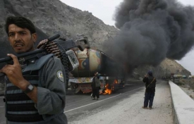 Hořící cisterna v centrálním Afghánistánu.