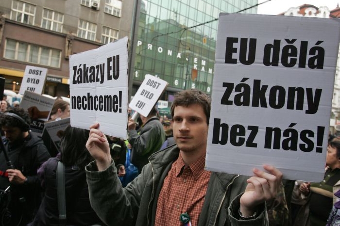 Klausovi odpůrci nesli vlajky Evropské unie, stoupenci hlasitě skandovali heslo "Ať žije Klaus". (Foto: Robert Sedmík)