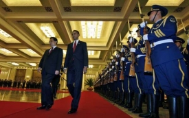 Obamu vítá jeho čínský protějšek v Pekingu.