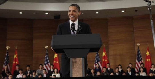 Obama mezi čínskou mládeží v Šanghaji.