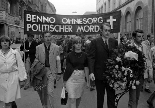 Mohutné demonstrace po zabití studenta Ohnesorga roku 1967.