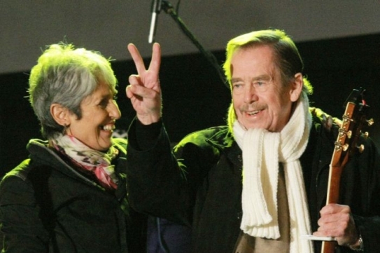 Václav Havel a americká folková zpěvačka Joan Baezová.