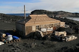 Dvě whisky byly objeveny pod prkny Shackletonovy chaty na Cape Royds.