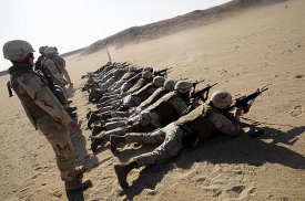 Vojáci USA se připravují v Kuvajtu na Afghánistán.