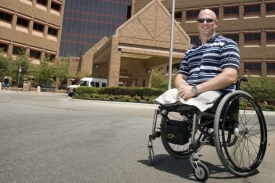 Chad Kueser v nemocnici v San Antoniu. V Iráku přišel o nohy.