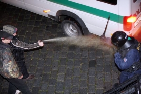 Jeden z neonacistů použil proti policistům slzný plyn.