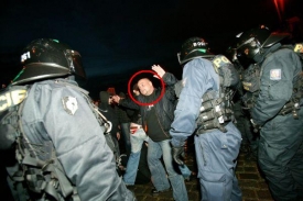 Jeden z útočníků na Topolánka při úterním střetu radikálů s policií.
