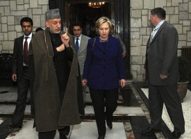 Karzáí a Clintonová v předvečer Karzáího inaugurace.