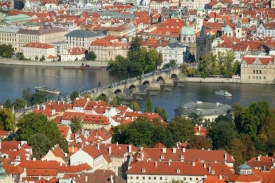 Karlův most je dominantou historické Prahy.