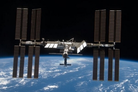 Astronauti se věnují údržbě vnějších součástí ISS.