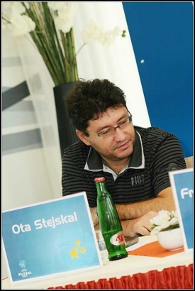 Trenér Stejskal při tiskové konferenci před Futsal Cupem.