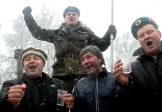 Afghánští veteráni oslavují na okraji Moskvy.