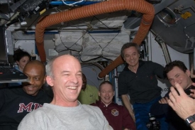 Setkání posádek ISS a Atlantisu. Snímek ještě před poplachem.