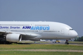 Airbus 380 letěl z Paříže do New Yorku.