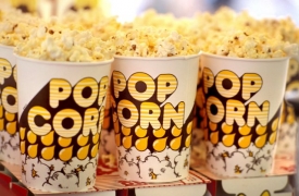 Porce popcornu s limonádou obsahuje 3x víc kalorií než hamburger.
