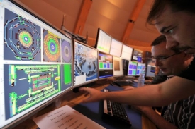 Operátoři ve středisku CERN sledují stav procesů.
