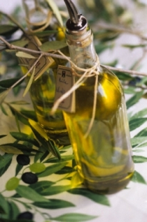 Olivový olej může vonět po trávě, ovoci, květinách nebo listí.