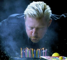 Boris Becker dostal od pořadatelů dort k jeho 42. narozeninám.