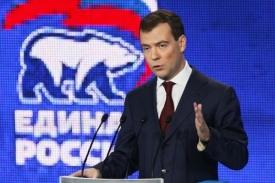 Prezident Medveděv hovoří na sjezdu strany.