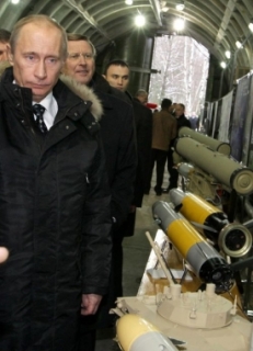 Vladimir Putin při návštěvě výrobny zbraní v Kolomně.
