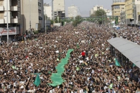 Stoupenci Músávího na demonstraci v červnu.