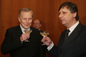 Nový šéf legislativní rady Zářecký si připíjí s premiérem Fischerem.