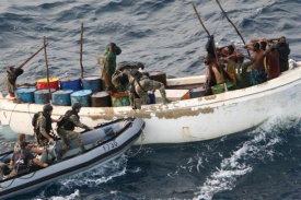 Francouzští vojáci zatýkají Somálce podezřelé z pirátství.