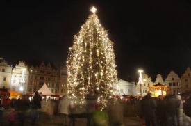 Vánoční strom už svítí v Plzni.