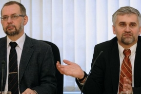 Nový ministr Dusík (vpravo) chce penalizovat neekologické topení.