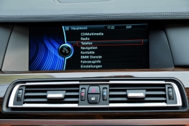 Šílený osmisměrný ovladač iDrive předchůdce je naštěstí pryč, nová řada 7 má mnohem jednodušší a intiutivnější menu, známé z nižších řad BMW. Ve vyspělejších zemích umí ovládat i internet.