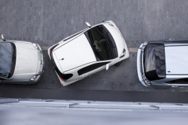Parkování s iQ je hračkou. Parkovací senzory nepotřebuje, na svislé zadní okno dosáhnete z místa řidiče.