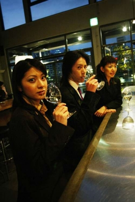 Japonské byznysmenky míří často z práce do barů a restaurací.