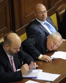 Na schůzi sněmovny byl i ministr financí Janota (uprostřed).