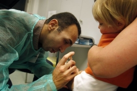 Očkování dětí proti prasečí chřipce bylo schváleno vládou.
