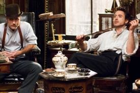 Jude Law (vlevo) jako Watson a Robert Downey jako Holmes.