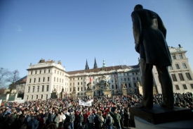 Tatíček Masaryk dnes na Hradčanském náměstí sledoval protesty farmářů.