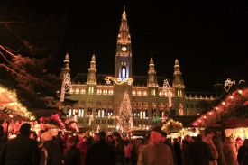 Vánoční Vídeň a trhy na hlavním náměstí před radnicí.