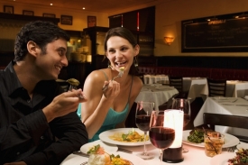 Na chuť vína prý má vliv i barva osvětlení v restauraci.