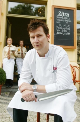 Šéfkuchař Oldřich Sahajdák vládne v kuchyni restaurace La Degustation.