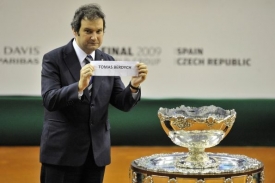 Salátová mísa, trofej pro vítěze Davis Cupu.