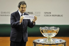Sal&aacute;tov&aacute; m&iacute;sa, trofej pro v&iacute;těze Davis Cupu.
